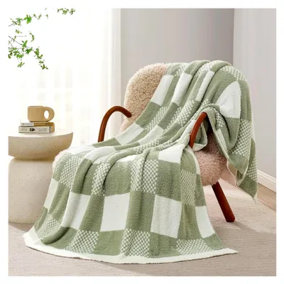 Produktbild von Karierte Decke in Salbeigrün, Überwurfdecke für Couch, Mikrofaser, weich, wendbar, 127 x 152,4 cm