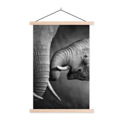 Produktbild von MuchoWow® Textilposter Wildtiere - Elefant - Schwarz - Weiß - Porträt 60x90 cm mit holzfarbenen Rahmen - Textil