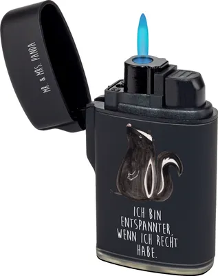 Produktbild von Mr. & Mrs. Panda Feuerzeug Stinktier Sitzen - Schwarz - Geschenk, anzünder, sturmfeuerzeug, Feuerzeuge, Raubtier, zigarettenanzünder, Büro, Skunk, gas, Spruch, Recht
