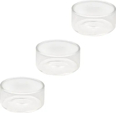 Drei transparente Glaseinsätze für Teelichter sind auf dem Bild zu sehen sie sind zylinderförmig und gleichmäßig angeordnet und bieten eine schlichte und elegante Möglichkeit Teelichter stilvoll zu präsentieren