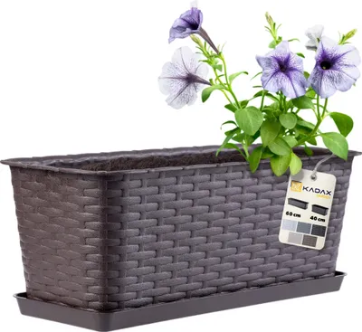 Produktbild von KADAX květinový truhlík 40 cm hnědý s podšálkem, ratanový vzhled - truhlík na balkon nebo parapet, odolný balkonový truhlík