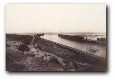 Produktbild von Kunstdruck „Hafeneinfahrt von Boulogne“ von Édouard Baldus – 40×60 cm – ungerahmt