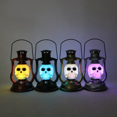 Produktbild von Vintage LED Hurrikan Laterne Totenkopf Lichter Outdoor Solar hängende Camping Laternen Zelt Licht für Halloween Patio Garden Party Indoor, Gold Batteriemodell