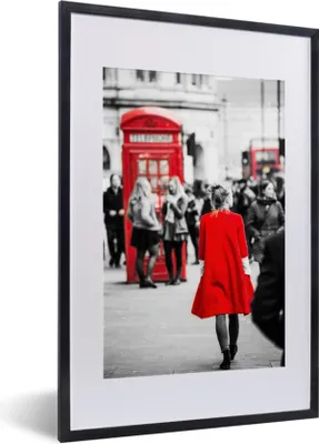 Produktbild von MuchoWow® Gerahmtes Poster Schwarz-Weiß-Foto einer Frau, die einen roten Mantel trägt und durch die Straßen von London läuft 40x60 cm - Poster mit Schwarzem Bilderrahmen Wandposter Rahmen Foto Bilder - Poster in Rahmen