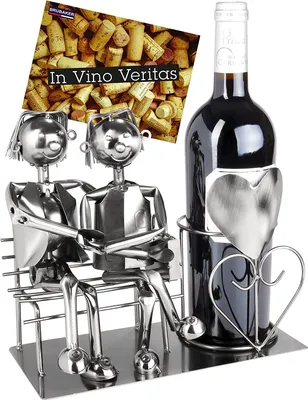 Produktbild von BRUBAKER Flaschenhalter schwules Liebespaar auf Bank - Weinflaschenhalter Silber - Flaschenständer Metallfigur Männer Liebe - Metall Skulptur Geschenk für Ehepaare mit Geschenkkarte