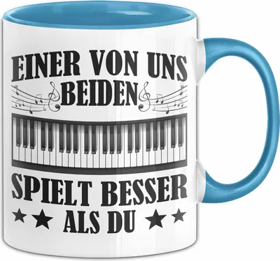 Produktbild von Klavier Tasse Geschenk Spruch Für Bass-Spieler Einer Von Uns Beiden Spielt Besser Als Du Becher (Blau)