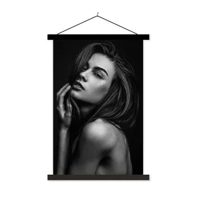 Produktbild von MuchoWow® Textilposter Frau - Porträt - Schwarz und weiß 60x90 cm mit schwarzem Rahmen - Poster Wohnzimmer
