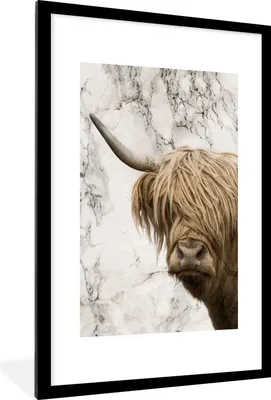 Produktbild von MuchoWow® Gerahmtes Poster Schottischer Highlander - Kuh - Marmor 60x90 cm - Poster mit Schwarzem Bilderrahmen Wandposter Rahmen Foto Bilder - Dekoration - Wandposter Wohnzimmer - Hochwertig