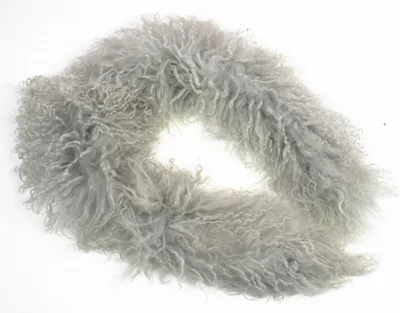 Produktbild von Schal JAY30 aus Tibet Lammfell Hellgrau mit Bändchenverschluss, fein gelockte Haare 10-12cm, leicht und seidenweich