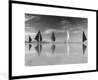 Produktbild von MuchoWow® MuchoWow® Gerahmtes Poster Paraws am Strand von Boracay - schwarz und weiß 90x60 cm - Poster mit zchwarzem Bilderrahmen - Wanddekoration - Fotos