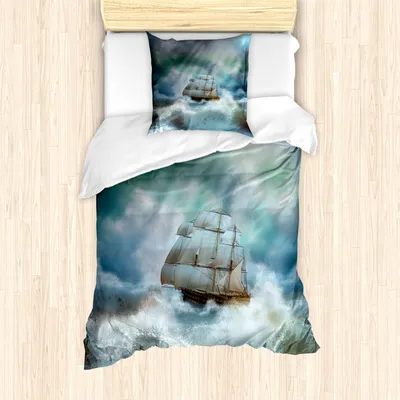 Produktbild von ABAKUHAUS Ozean Mantele, Piraten-Schiff auf gewelltes Meer, Milbensicher Allergiker geeignet mit Kissenbezügen, 135 cm x 200 cm - 80 x 80 cm, Blau, Grau und Weiß