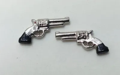Produktbild von 2 Miniatur Pistolen aus Metall, Dekoration für 1:12 Puppenhaus. 2,3 cm.