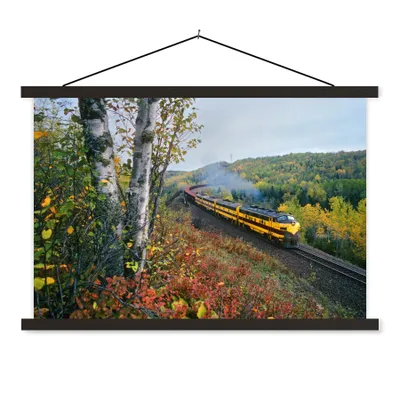 Produktbild von MuchoWow® Textilposter Ein gelber Dampfzug in einer grünen Landschaft 60x40 cm mit schwarzem Rahmen - Hölzernes