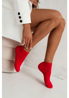Imagen del producto de Calcetines deportivos para mujer, modelo Milena, con diseño elegante en color rojo, talla 37-41