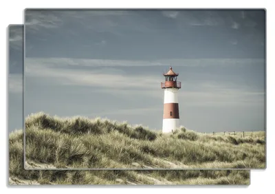 Produktbild von Wallario Frühstücksbrettchen 2er Set aus Glas, je 20 x 30 cm, mit rutschfesten Füßen, Motiv Leuchtturm auf der Düne am Strand