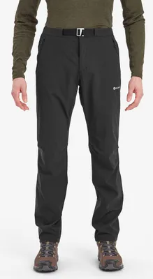 Schwarze Trekkinghose für Herren von Montane; Modell "MEN"S TENACITY LITE PANTS"; getragen von einem stehenden Mann.