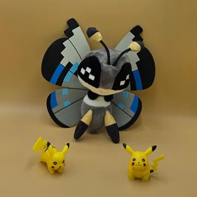 Produktbild von Pokemon Vivillon Kuscheltier - 16 cm Plüschtier Monsunmuster