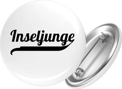 Produktbild von Huuraa Button Inseljunge Schriftzug 59mm rund mit Sicherheitsnadel Ansteckbutton Geschenkidee