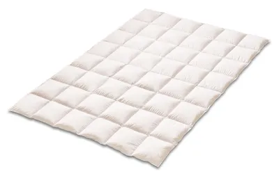 Produktbild von Künsemüller Daunenbettdecke Sweet Dreams Dauneneinziehdecke Medium - Ganzjahresdecke, 135x200 cm. Atmungsaktiv und feuchtigkeitsregulierend.