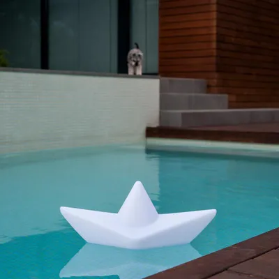 Produktbild von Schwimmfähige Akku-LED-Dekolampe The Boat Eckig, Dreieckig