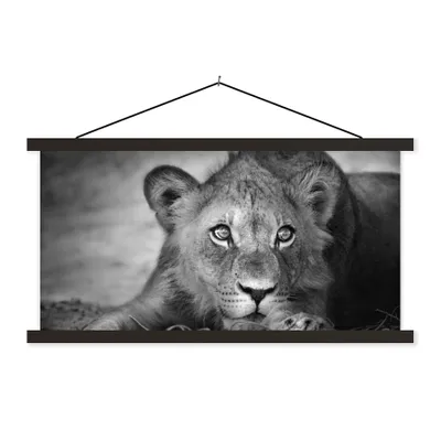 Produktbild von MuchoWow® Textilposter Wildtiere - Löwe - Natur - Schwarz - Weiß 120x60 cm mit schwarzem Rahmen - Dekoration Schlafzimmer