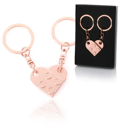 Produktbild von CraftWerk Schlüsselanhänger Herz 2er Set mit magnetischer Bindung - Baustein Anhänger mit Geschenkbox für Weihnachten oder Geburtstag - Rosé / Rosé