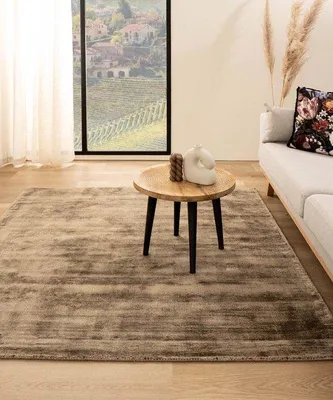 Imagen del producto de Alfombra de viscosa Unyqoos®, cuadrada, color marrón glamuroso, 160x160 cm, con acabado "tip-sheared", 3300 g/m², textura suave como la seda y brillo elegante
