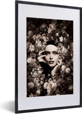 Produktbild von MuchoWow® Gerahmtes Poster Frau - Blumen - Botanisch - Natur 40x60 cm - Poster mit Schwarzem Bilderrahmen Wandposter Rahmen Foto Bilder - Poster in Rahmen