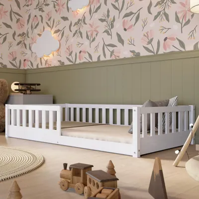 Produktbild von Crazy Pine Kinderbett 120x200 cm – Massives Montessori Bodenbett aus Holz in Weiß mit Rausfallschutz – Crazy Basic
