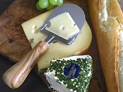 Produktbild von Käsehobel klassik mit Griff aus Olivenholz