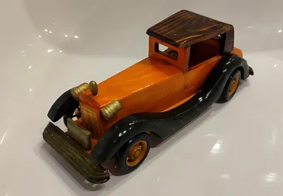 Es sich um eine Nahaufnahme eines handgefertigten Oldtimer im Stil der 1920er oder 1930er Jahre.