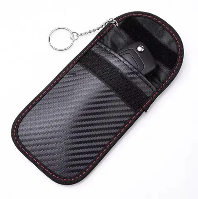 Obrázek produktu pro Ochranný obal pro RFID čtečky – kryt na klíče od auta – 1 kus – ochrana proti krádeži – černá barva – vzhled karbonu – kryt proti záření – 14 cm – s suchým zipem – CHPN