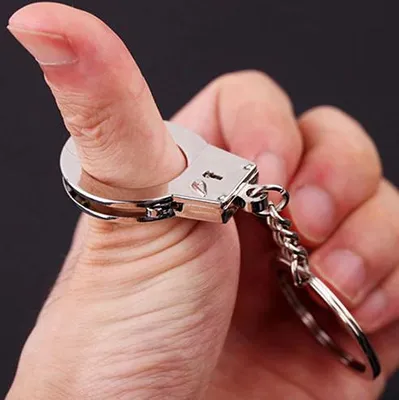 Zdjęcie produktu dla Brelok Kajdanki - Prezent dla Policjanta
