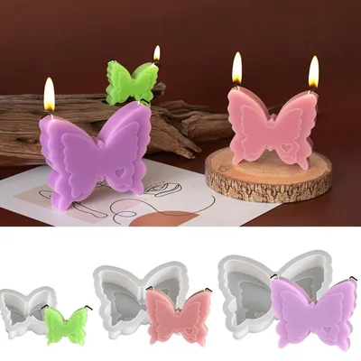 Immagine prodotto di 3 stampi in silicone a forma di farfalla, ideali per creare candele, oggetti in gesso o decorazioni a tema primaverile