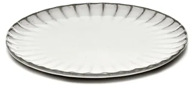 Imagen del producto de Plato ovalado Serax Inku, color blanco, dimensiones: 30 cm de largo x 21 cm de ancho x 1,7 cm de alto