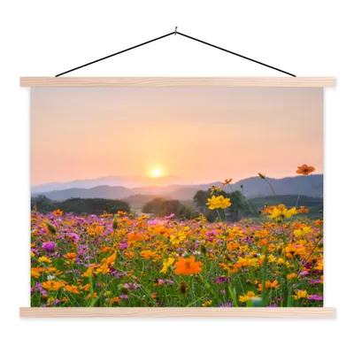Produktbild von MuchoWow® Textilposter Blumen - Sonnenuntergang - Berg 120x90 cm mit holzfarbenen Rahmen - Magnetisch