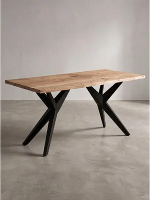Rechteckiger Schreibtisch aus echtem Akazienholz mit einem markanten, schwarzen Metallgestell freigestellt vor neutralem Hintergrund._#sku_BARKWL7.234#