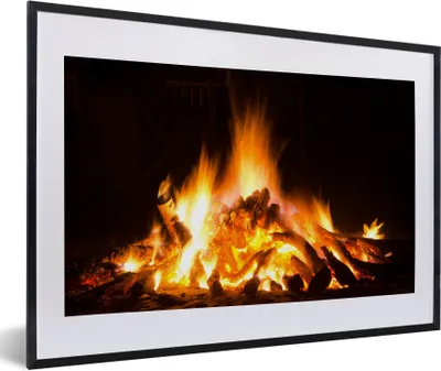 Produktbild von MuchoWow® Gerahmtes Poster Kamin vor einem schwarzen Hintergrund 60x40 cm - Poster mit Schwarzem Bilderrahmen Wandposter Rahmen Foto Bilder - Schlafzimmer - Plakat in Rahmen - Drucken