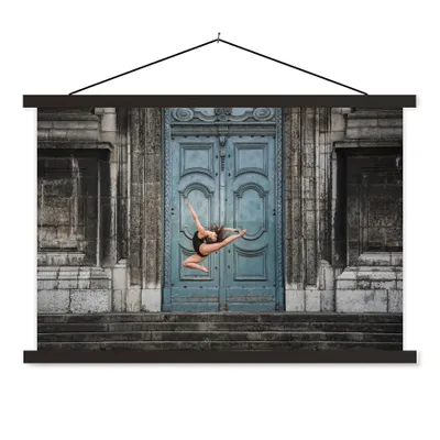 Produktbild von MuchoWow® Textilposter Tanzende Ballerina vor einer Tür 120x80 cm mit schwarzem Rahmen - Wanddeko