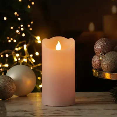Produktbild von LED Kerze mit beweglicher Flamme - Rustik-Optik - Echtwachs - Timer - H: 15cm - D: 7,5cm - rosa