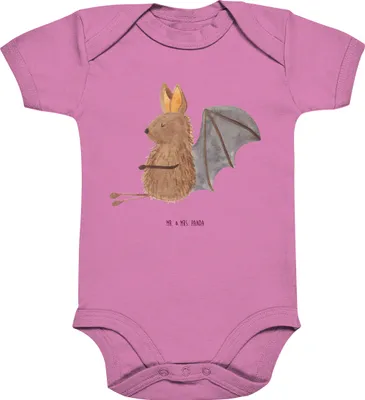 Produktbild von Mr. & Mrs. Panda Strampler Baby Fledermaus Sitzen 1. - 3. Monat - Bubble Gum Pink - Geschenk, Lustige Sprüche, babykleidung body, Babystrampler, Babybody, Motivation
