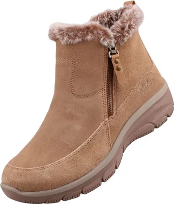 Auf dem Bild ist ein hellbrauner Stiefel zu sehen der leicht glänzende Oberflächenstrukturen aufweist. Der Stiefel ist von der Seite abgebildet und zeigt seine elegante Form und die detaillierte Verarbeitung.