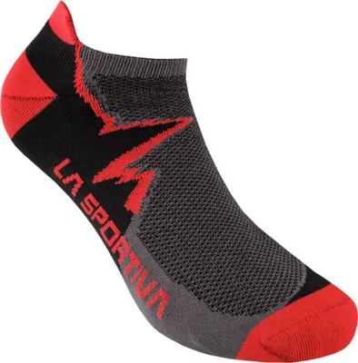 Kurze Wandersocken von La Sportiva in Grau und Rot; mit atmungsaktiven Einsätzen und rutschfester Sohle.