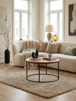 Couchtisch aus Eichenfurnier mit schwarzem Metallgestell in einem modern eingerichteten Wohnzimmer vor einem hellen Sofa, das den minimalistischen Stil unterstreicht._#sku_SAFWL6.511#