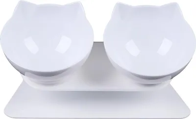 Produktbild von Erhöhte Katzennäpfe - Doppelschüssel Set - 15° geneigt - 2 x 359 ml - Rutschfester abnehmbarer Sockel - Kinnschonendes Design - Weiß