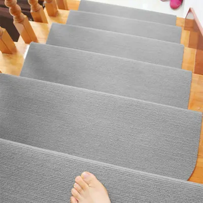 Produktbild von 30-tlg Stufenmatten Treppenteppich Selbstklebend Sicherheit Stufenteppich 65x21x4cm Halbrund schwarz