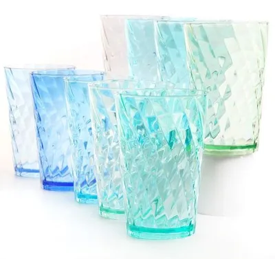 Produktbild von Unyqoos® 9er-Set Kunststoff-Trinkbecher 600 ml, wiederverwendbar, bruchsicher & BPA-frei – 9 Küstenfarben, H 13,5 cm Ø 9 cm, für Zuhause, Party & Picknick
