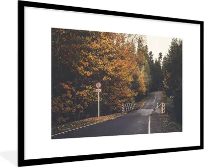 Produktbild von MuchoWow® Gerahmtes Poster Bäume - Straße - Herbst 90x60 cm - Poster mit Schwarzem Bilderrahmen Wandposter Rahmen Foto Bilder - Wanddekoration - Fotos