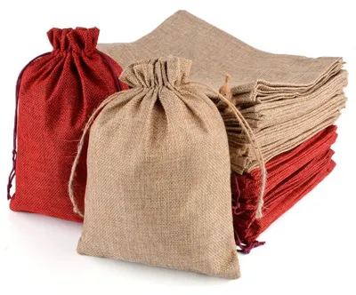 Image de 30 sacs en jute de 15x20 cm avec cordon de serrage, idéaux pour les calendriers de l'Avent, les bijoux, les mariages