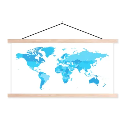 Produktbild von MuchoWow® Textilposter Weltkarte - Blau 120x60 cm mit holzfarbenen Rahmen - Klemmleiste